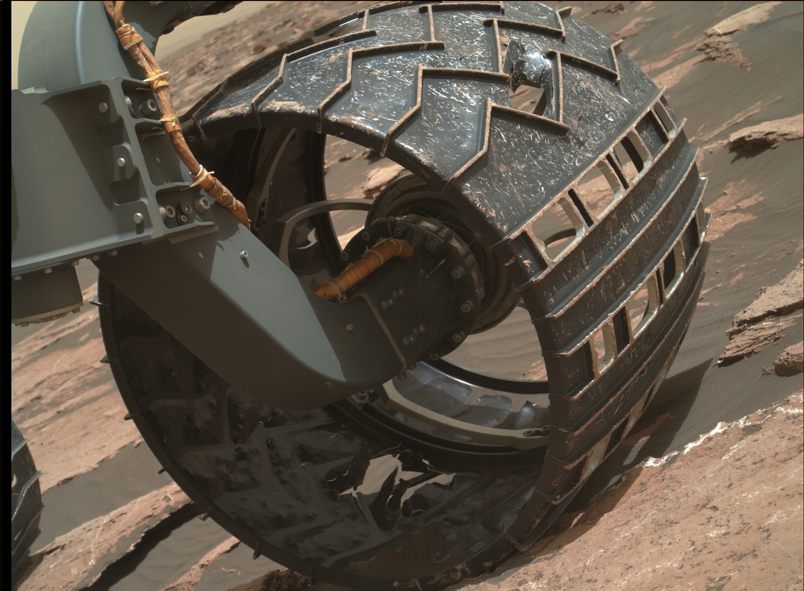 Mars Curiosity Rover - Wheel Wear and Tear - 27 January 2017 : space1632 x 1200