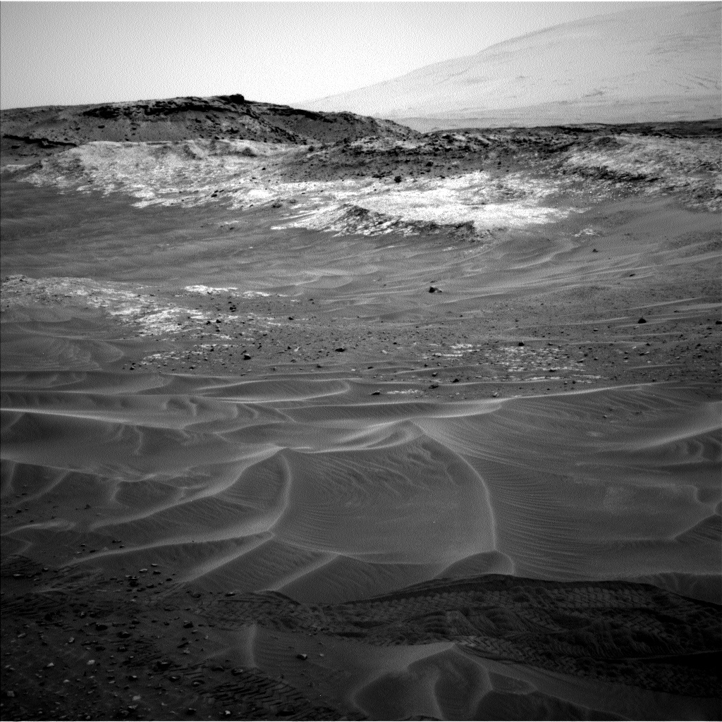 Nasa's Mars rover Curiosity acquired this image using its Left Navigation Camera on Sol 986, at drive 82, site number 48